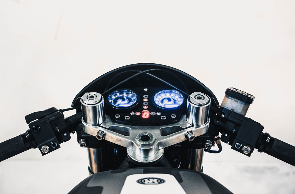 “Tôi chế tạo nó theo cái nhìn tổng thể chứ không đơn giản là ráp từng phụ tùng nhỏ lẻ lại. Tôi không dùng phuộc trước upside down vì nó trông chẳng phù hợp với phong cách này”, Jacek nói.