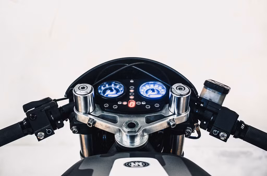 “Tôi chế tạo nó theo cái nhìn tổng thể chứ không đơn giản là ráp từng phụ tùng nhỏ lẻ lại. Tôi không dùng phuộc trước upside down vì nó trông chẳng phù hợp với phong cách này”, Jacek nói.