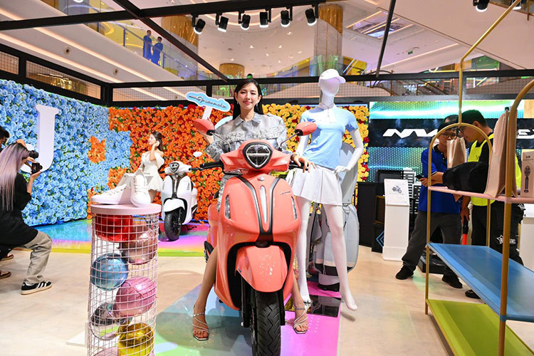 Hoa hau Thuy Tien dan doan xe may Yamaha tren pho Sai Gon-Hinh-4