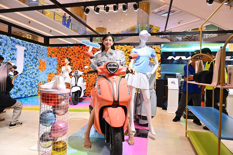 Hoa hau Thuy Tien dan doan xe may Yamaha tren pho Sai Gon-Hinh-4