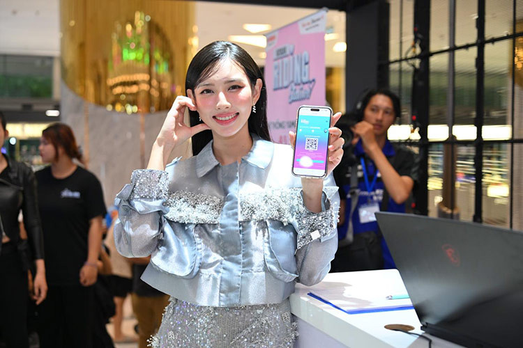 Hoa hau Thuy Tien dan doan xe may Yamaha tren pho Sai Gon-Hinh-3