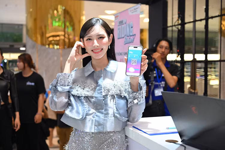 Hoa hau Thuy Tien dan doan xe may Yamaha tren pho Sai Gon-Hinh-3