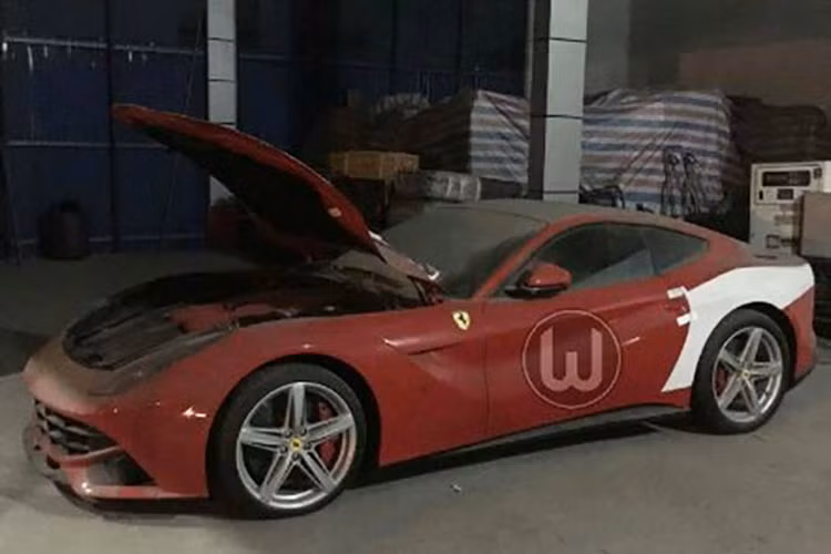 Thời điểm tháng 2/2014, giới chơi xe tại Việt Nam đã vô cùng bất ngờ khi siêu phẩm Ferrari F12 Berlinetta màu đỏ được lặng lẽ đưa về thành phố cảng Hải Phòng. Tuy nhiên, siêu ngựa này chỉ được đặt tại một vị trí và được bao phủ bởi 1 lớp bụi dày đặc.