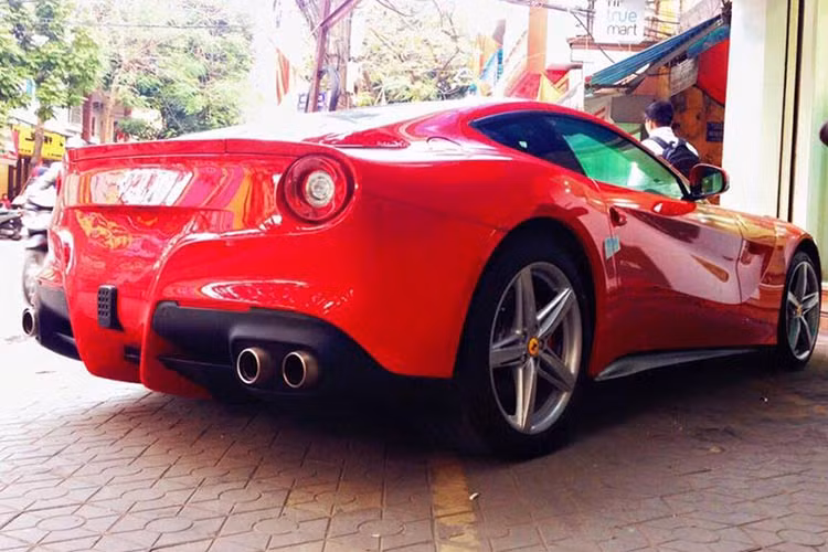 Như vậy, sau khi năm phủ bụi 2 năm và mới được lăn bánh, tính đến thời điểm hiện tại đã có tổng số 3 siêu xe Ferrari F12 Berlinetta lăn bánh tại Việt Nam và chia đều cho 3 thành phố là Hà Nội, TP HCM và Hải Phòng.