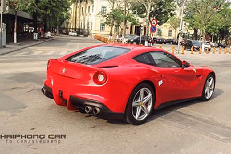  Mới đây, siêu xe này đã được lôi ra lăn bánh sau hơn 2 năm "nằm kho". Trọng lượng của xe được phân phối đều với 46% về phía trước và 58% sau, hứa hẹn sẽ đem đến cho người lái những trải nghiệm tuyệt vời và xử lý các tình huống một cách dễ dàng. 