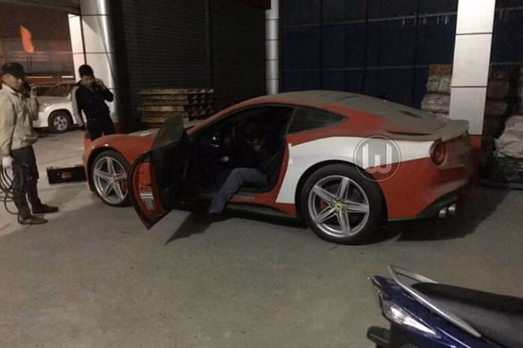 Chiếc siêu xe F12 Berlinetta tại Hải Phòng sở hữu ngoại thất màu đỏ tươi giống chiếc đang lăn bánh tại Hà Nội, nhưng khác ở cặp chân. Mâm xe 5 chấu đơn trắng chứ không phải kép chữ Y.