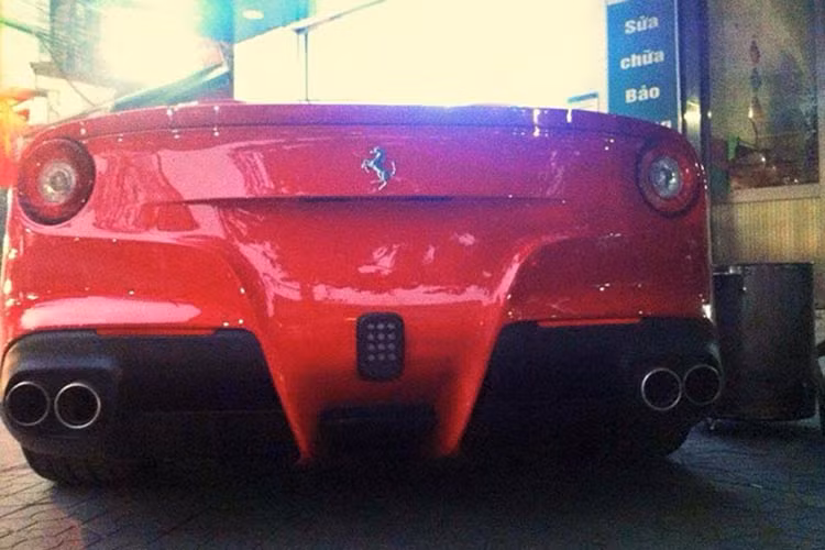 Siêu xe Ferrari F12 Berlinetta được trang bị động cơ V12, dung tích 6,3 lít, sản sinh công suất tối đa 730 mã lực tại vòng tua máy 8.250 vòng/phút và mô-men xoắn cực đại 690 Nm.