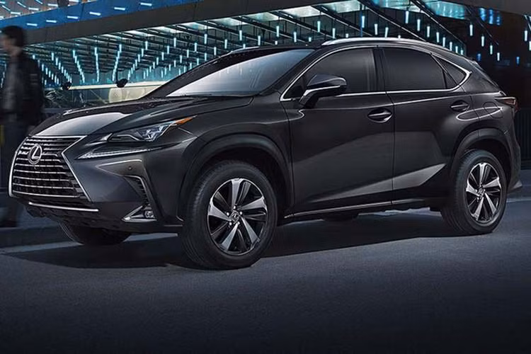 Lexus Việt Nam vừa chính thức giới thiệu ra thị trường mẫu xe SUV đa dụng Lexus NX300 2020 mới. Ra mắt toàn cầu vào cuối năm 2014, được phát triển dựa trên ý tưởng (Premium Urban Sports Gear), Lexus NX đã nhanh chóng chinh phục những khách hàng trẻ tuổi thành đạt, đáp ứng mong muốn về một chiếc xe SUV sang trọng với vẻ ngoài góc cạnh đầy lôi cuốn và khoang nội thất lịch lãm thể thao.