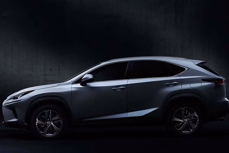 Thiết kế ngoại thất của mẫu xe SUV hạng sang Lexus NX 300 2020 hiện đại và trẻ trung phù hợp với tầng lớp khách hàng trẻ trung và năng động. NX300 có kích thước tổng thể dài x rộng x cao tương ứng 4,630 x 1845 x 1645 (mm), với kích thước không quá lớn nên xe có thể dễ dàng di chuyển trên mọi cung đường.