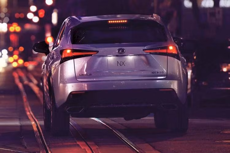 Lexus NX 300 sở hữu động cơ Turbo tăng áp cuộn đôi 2.0L với công nghệ phun xăng trực tiếp 4 kỳ cho động cơ tăng áp D-4ST và công nghệ ESTEC, đáp ứng tiêu chuẩn khí thải Euro 6 và sản sinh công suất cực đại 235 mã lực tại 4.800-5.600 vòng/ phút và mô men xoắn cực đại 350 Nm tại 1.650-4.000 vòng/ phút.