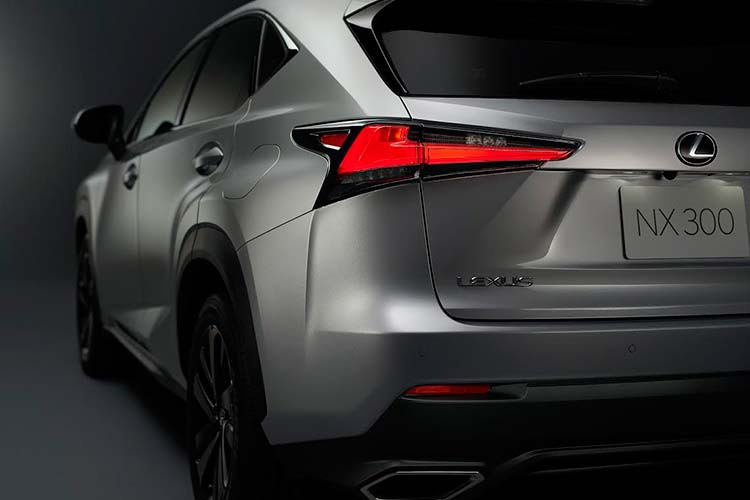 Bên cạnh đó, NX mới tiếp tục vẫn kế thừa các tính năng an toàn hiện đại của các phiên bản trước như: Hệ thống cảnh báo điểm mù BSM, Hệ thống cảnh báo va chạm khi lùi RCTA, và Hệ thống cảnh báo áp suất lốp TPWS. Xe cũng sở hữu hệ thống treo tự động thích ứng (AVS) giúp tối ưu hóa sự ổn định và linh hoạt của chiếc xe trong mọi điều kiện đường sá.