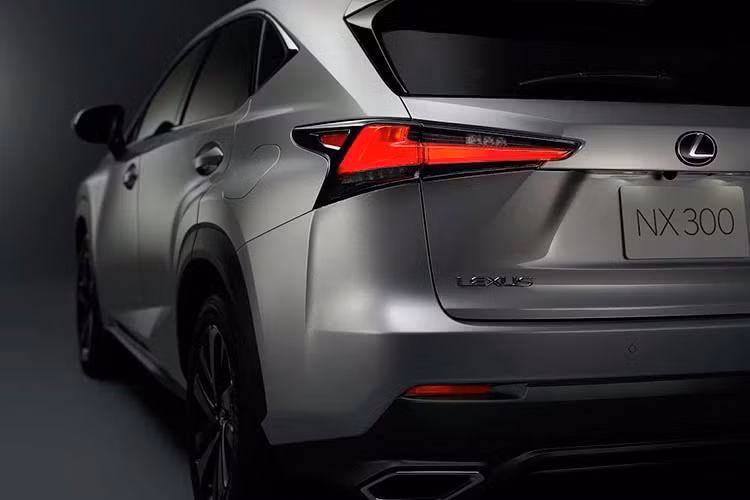 Bên cạnh đó, NX mới tiếp tục vẫn kế thừa các tính năng an toàn hiện đại của các phiên bản trước như: Hệ thống cảnh báo điểm mù BSM, Hệ thống cảnh báo va chạm khi lùi RCTA, và Hệ thống cảnh báo áp suất lốp TPWS. Xe cũng sở hữu hệ thống treo tự động thích ứng (AVS) giúp tối ưu hóa sự ổn định và linh hoạt của chiếc xe trong mọi điều kiện đường sá.