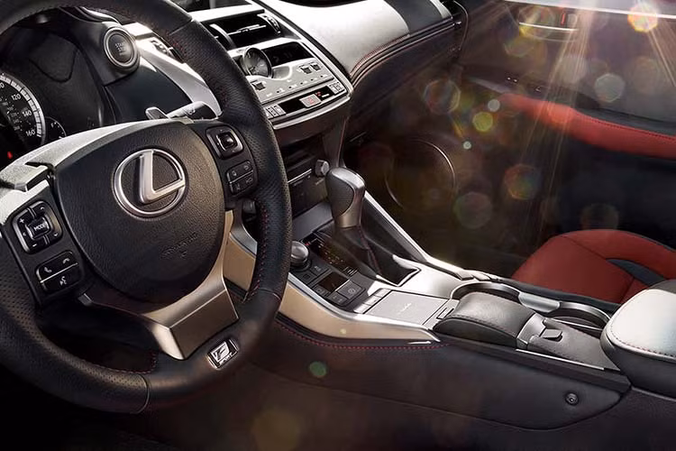 Ngoài ra, hệ thống thông tin gaiir trí là dàn âm thanh Lexus Premium 8 loa mới cũng đã thay thế cho hệ thống âm thanh Mark Levinson trước đây. Đồng thời xe cũng được bổ sung chức năng mở cửa sau không chạm chỉ bằng thao tác đá chân tiện lợi, dễ dàng khi khách hàng cần vận chuyển nhiều đồ đạc.