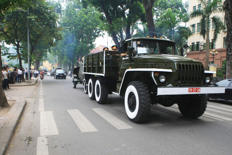 Xe ZIL quân đội xuất hiện tại quốc tang sẽ chở đội danh dự. Trong lĩnh vực an ninh quốc phòng, xe Zil-131 có các phiên bản như Zil-131V chuyên dùng làm xe kéo, Zil-131D là xe chuyên cấp dầu, nước.