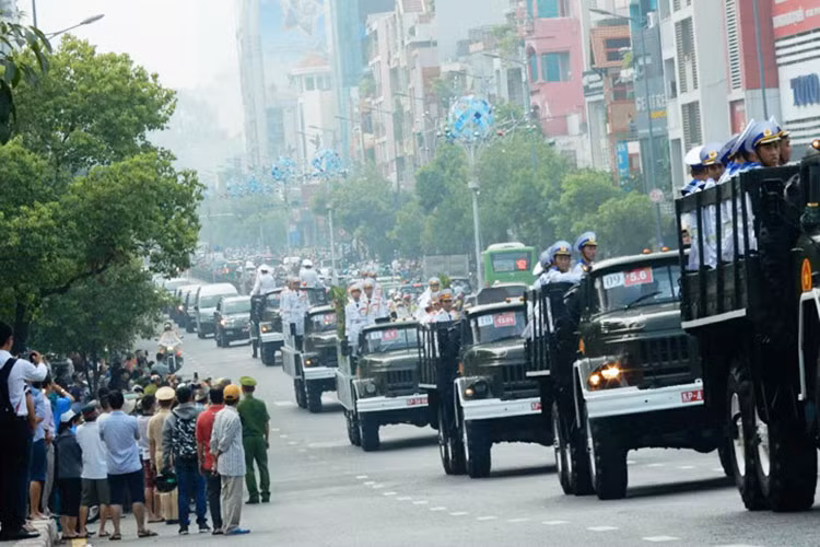 Các mẫu xe tải quân sự đa dụng Zil-131 và Ural-4320 sẽ chở các lực lượng quân, binh chủng hộ tống. Các mẫu xe này đều được sơn màu riêng, thùng tải phí sau có ghế ngồi hoặc chỗ đứng để dành cho các chiến sỹ.