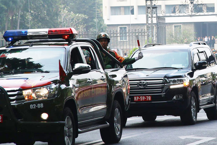 Dẫn đầu đoàn xe quốc tang sẽ là những chiếc ôtô chuyên dụng với nhiệm vụ mở đường và dẫn dắt các xe khác phía sau nhằm bảo vệ, an toàn.