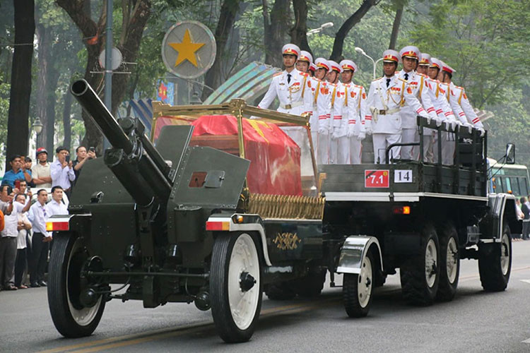 Để tổ chức nghi lễ quốc tang, linh cữu phủ quốc kỳ, đặt trong lồng kính sẽ được chuyển từ nhà tang lễ lên xe tang. Thực tế cho thấy, xe tang trong các nghi lễ quốc tang không phải là một chiếc xe thông thường mà sẽ sử dụng một chiếc xe ZIL quân đội, kéo một xe pháo với khẩu pháo 122 ly phía cuối xe để làm xe tang. Linh cữu của người được hưởng nghi thức quốc tang sẽ được đặt trên xe pháo này.