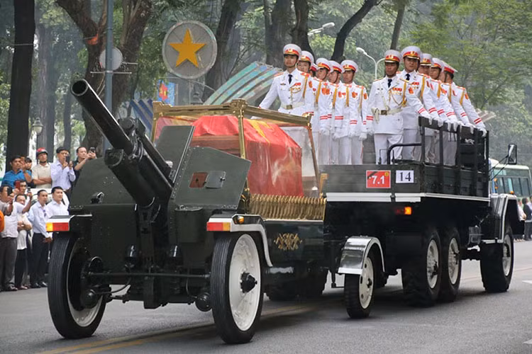 Để tổ chức nghi lễ quốc tang, linh cữu phủ quốc kỳ, đặt trong lồng kính sẽ được chuyển từ nhà tang lễ lên xe tang. Thực tế cho thấy, xe tang trong các nghi lễ quốc tang không phải là một chiếc xe thông thường mà sẽ sử dụng một chiếc xe ZIL quân đội, kéo một xe pháo với khẩu pháo 122 ly phía cuối xe để làm xe tang. Linh cữu của người được hưởng nghi thức quốc tang sẽ được đặt trên xe pháo này.