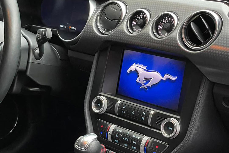 Những nút bấm trên bảng điều khiển trung tâm có thiết kế được lấy cảm hứng từ chi tiết trên những mẫu chiến đấu cơ. Màn hình hiển thị kỹ thuật số có kích thước lên tới 12 inch. Màn hình giải trí trung tâm của xe có thao tác cảm ứng nhạy với kích thước khoảng 8 inch với giao diện SYNC 3. 
