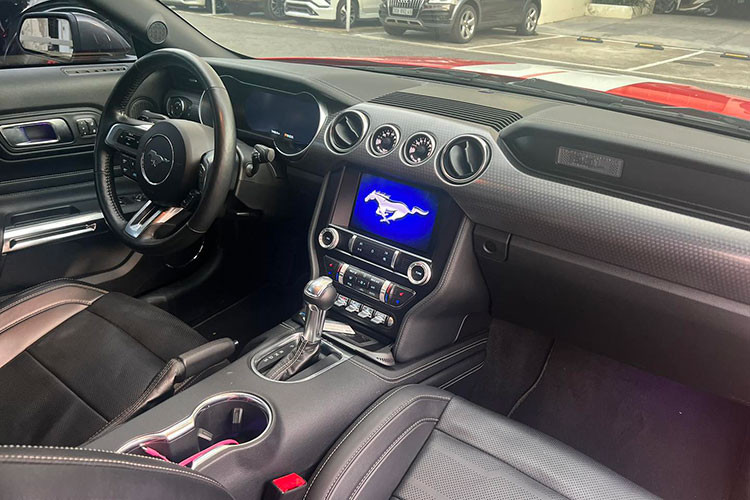 Khoang nội thất của xe mang tông màu tối, ghế ngồi được bố trí theo dạng 2+2 với ưu điểm hàng ghế sau khá rộng rãi. Hầu hết các chi tiết trong nội thất của xe đều được bọc da màu đen giản đơn khác biệt với ngoại thất đầy sắc màu của chiếc xe. Vô-lăng 3 chấu có thiết kế thể thao, tích hợp lẫy chuyển số to bản cùng các nút chức năng hỗ trợ người lái.