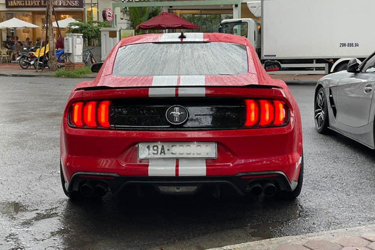 Chiếc Ford Mustang High Performance 2020 này vẫn sử dụng động cơ EcoBoost 2.3L nhưng đã được tỉnh chỉnh lại giúp sản sinh 330 mã lực, tăng 20 mã lực so với phiên bản tiêu chuẩn. Mô-men xoắn cực đại vẫn giữ nguyên ở mức 475 Nm. Khả năng tăng tốc từ 0-100 km/h chỉ trong 4,5 giây trước khi đạt vận tốc tối đa 242 km/h.