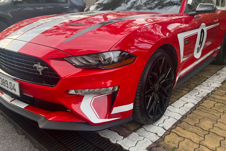 Chiếc Ford Mustang High Performance siêu lướt này sở hữu nhiều nâng cấp ở phần ngoại thất cũng như động cơ được tăng lên 20 mã lực so với phiên bản tiêu chuẩn. Ở phiên bản này, điểm khác biệt dễ thấy nhất ở ngoại thất xe chính là phần lưới tản nhiệt được thiết kế lại với logo chú ngựa hoang đặc trưng.