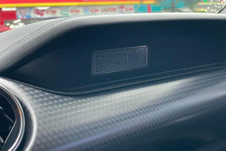 Phía trên màn hình giải trí là 2 đồng hồ thể hiện áp suất dầu cùng áp suất turbo. Logo phiên bản High Performance gắn tại vị trí taplo đối diện ghế phụ. Hai ghế trước của xe có trang bị tính năng chỉnh điện kết hợp với chỉnh cơ nhằm đem tới các thao tác tiện nghi cho người lái. Hàng ghế sau của xe có không gian để chân nhỏ, chính vì thế sẽ phù hợp hơn với không gian để đồ hoặc dành cho trẻ em. 