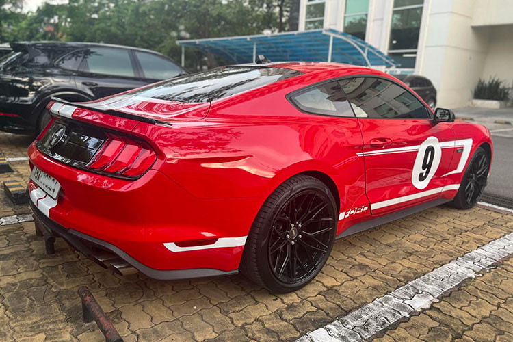 Một chiếc Ford Mustang High Performance đời 2020, đăng ký 2021 mới được rao bán lại với mức giá 2,6 tỷ đồng sau khi lăn bánh khoảng 5000 miles. Sau hơn 2 năm sử dụng, trung bình chiếc Mustang này mỗi tháng chỉ lăn bánh vài trăm km. Ngoài ra, xe đã được khoác lên bộ tem thể thao lấy ý tưởng từ phiên bản Hennessey Heritage Edition.