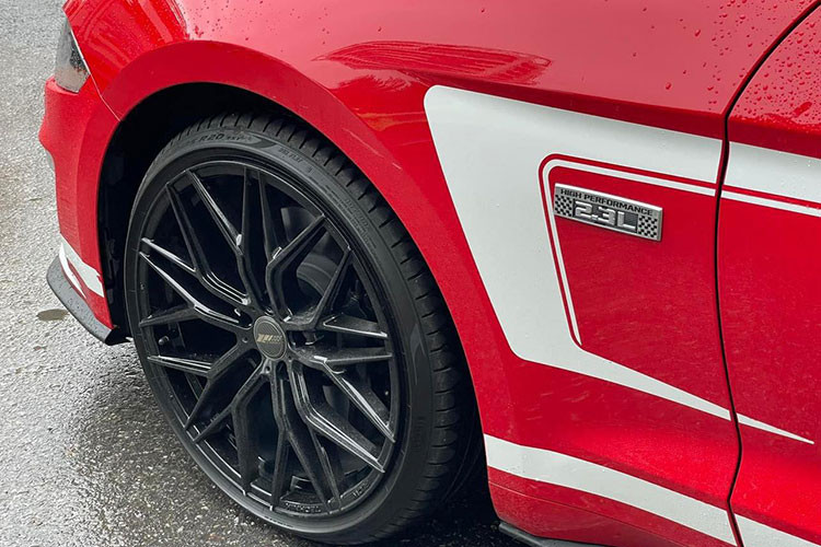 Ngoài ra, xe cũng được trang bị bộ mâm đa chấu thể thao kích thước 20 inch tới từ hãng độ 305 Forged. Ford Mustang sở hữu kích thước Dài x Rộng x Cao lần lượt là 4.784 x 1.916 x 1.381 (mm), chiều dài trục cơ sở đạt 2.720 mm.