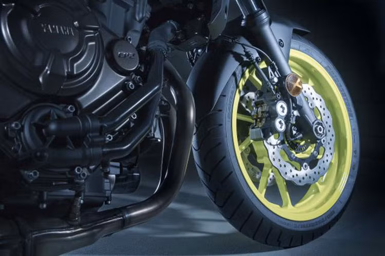 Trên phiên bản mới này, ngoài các nâng cấp nhỏ về ngoại hình và hệ thống treo trước, sau... Yamaha MT-07 2018 cũng sẽ vẫn được trang bị cụm phanh đĩa đôi 285 mm cho bánh trước, đĩa đơn sau 245 mm (cả hai bánh trước sau đều được trang bị hệ thống ABS). Vành xe mới cỡ 17 inch, lốp trước 120/70R17 còn lại lốp phía sau cỡ 180/55R17.