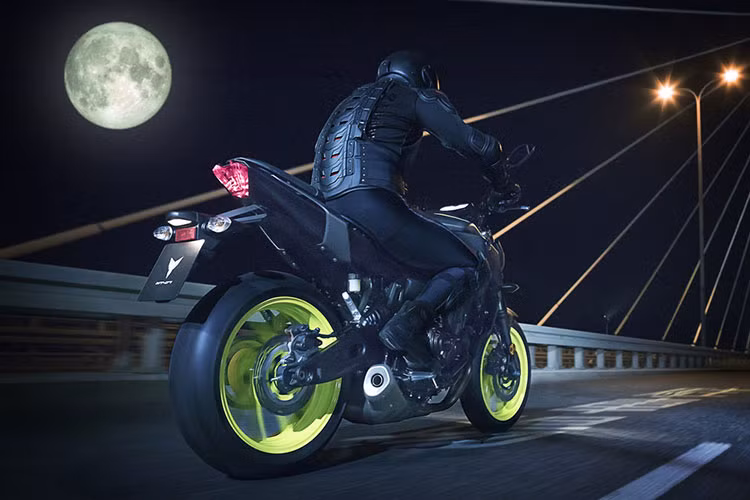 Khác với Yamaha MT-07, hai "người anh em" cùng thương hiệu là MT-09 và MT-10 2018 sẽ chỉ được thay đổi màu sơn cũng như tên gọi. Trong đó, Yamaha MT-09 2018 có 3 tùy chọn màu sơn là xám nhám, đen và đỏ. Xe có giá khởi điểm chưa đến 9.000 USD (khoảng 204 triệu đồng) tại Mỹ.