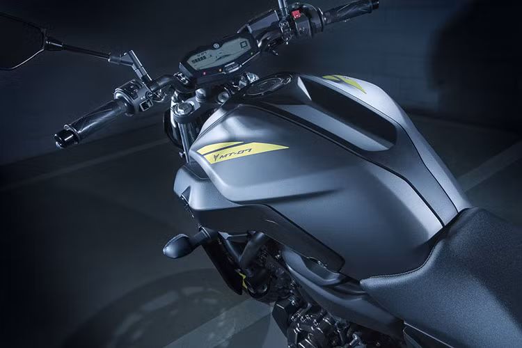 Thêm vào đó là ốp bình xăng mới với hốc gió tương tự như "đàn anh" Yamaha MT-09, cụm đèn hậu có cỡ nhỏ hơn, chắn bùn phía trước mới và những chi tiết màu đen được thiết kế theo cảm hứng "Dark side of Japan".