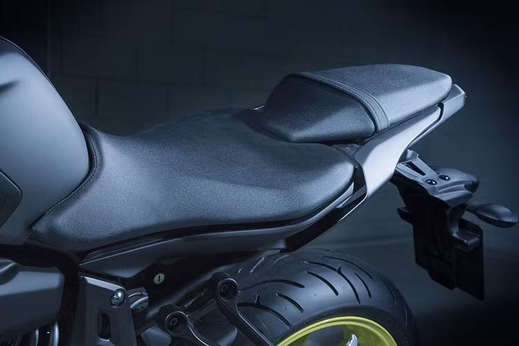 Riêng hệ thống treo của phiên bản này được cải tiến ở lò xo và giảm chấn phía trước. Trong khi đó, giảm xóc sau được điều chỉnh độ bật nảy và lò xo. Tất cả mang đến hệ thống treo thể thao hơn cho Yamaha MT-07 2018.