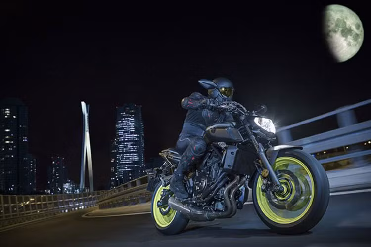 So với MT-09, Yamaha MT-10 2018 sẽ có mức giá đắt hơn, từ 12.999 USD (khoảng 295 triệu đồng). Xe có 2 tùy chọn màu sơn là xám nhám và xanh dương. Dự kiến, Yamaha MT-10 2018 sẽ có mặt tại các đại lý vào cuối tháng 11/2017 này.