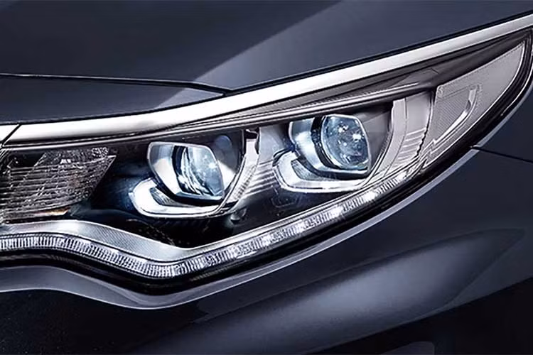 Cản trước xe cũng trở nên hầm hố hơn và thời trang hơn với hốc gió giả được trang bị, bên cạnh đó là dải đèn LED và đèn sương mù mới.