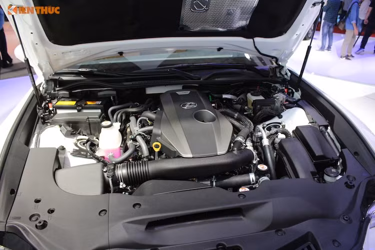 RC Turbo 2017 sở hữu công nghệ động cơ 2.0L Turbo với những cải tiến vượt trội. Đây là động cơ 4 xi-lanh thẳng hàng đáp ứng tiêu chuẩn khí thải Euro 5 với hệ thống điều phối van biến thiên thông minh mở rộng (VVT-iW) cho van nạp và hệ thống điều phối van biến thiên thông minh (VVT-i) cho van xả.