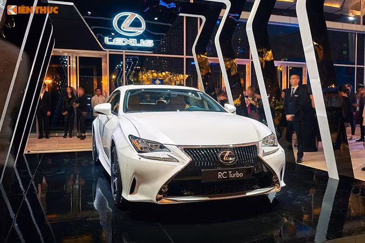 Mẫu coupe hạng sang mới Lexus RC Turbo 2017 đã được ra mắt tại Vietnam Motor Show 2016 hồi tháng 10 vừa qua nhưng chưa được công bố giá bán. Vừa qua, Lexus Việt Nam chính thức công bố giá bán của mẫu xe thể thao hạng sang mới này.