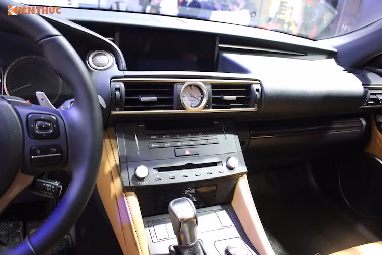 Mẫu xe thể thao này sở hữu những trang bị cao cấp như màn hình EMV 7-inch đặt ở vị trí trung tâm của bảng điều khiển, cùng với giao diện điều khiển cảm ứng (Remote Touch Interface) cải tiến của Lexus. Hệ thống âm thanh cao cấp Mark Levinson với 17 loa và bộ hiệu chỉnh âm thanh 5.1. Hệ thống điều hòa 2 vùng độc lập tích hợp bộ lọc không khí.