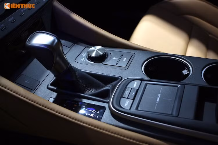 Ghế trước của RC Turbo 2017 ứng dụng công nghệ “bọt xốp định hình” gắn kết trực tiếp với lớp da cao cấp bọc bên ngoài, ghế lái điều chỉnh điện 10 hướng, ghế hành khách phía trước điều chỉnh điện 8 hướng, tích hợp chức năng làm mát ghế. Tính năng hỗ trợ ra vào ghế sau mang tới trải nghiệm cao cấp cho hành khách.