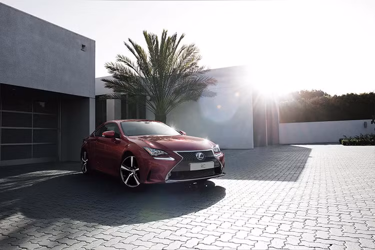 Với giá bán 2,98 tỷ đồng, mẫu xe này sẽ bắt đầu bán ra thị trường từ 29/11/2016. Khách mua RC Turbo 2017 sẽ được hưởng chế độ bảo dưỡng định kỳ miễn phí trong 3 năm hoặc 60.000 km của Lexus Việt Nam. Cùng với đó là chế độ bảo hành trong vòng 3 năm và không giới hạn số km.