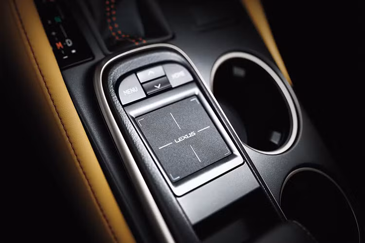 Toàn bộ ghế trước có thể tự trượt về phía trước khi lẫy trên vai ghế được kích hoạt để hành khách lên xuống ghế sau dễ dàng hơn, sau đó ghế trước sẽ tự quay trở về vị trí ban đầu khi lưng ghế được dựng lại. Ghế sau có thể gập theo tỷ lệ lưng ghế 60/40, giúp tăng thêm không gian chứa hành lý.