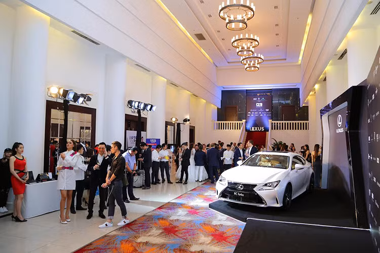 Theo Lexus, mức tiêu thụ nhiên liệu trung bình của RC 200t là 7,5 lít/100 km cùng hàm lượng khí thải CO2 đạt 166 g/km. Các trang bị an toàn và hỗ trợ tiêu chuẩn của RC200t gồm 8 túi khí, camera lùi, cảm biến đỗ xe trước sau, hệ thống phanh tự động khẩn cấp, nhận biết điểm mù, cảnh báo xe đang vượt...