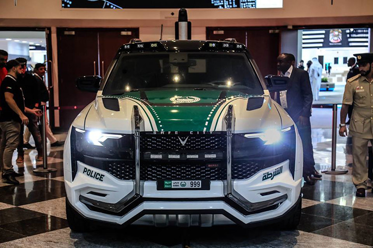 Về thiết kế, Giath SUV có cửa mở kiểu giống xe Rolls-Royce, tức là hai cánh mở ngược chiều - một lựa chọn khá lạ ở xe cảnh sát. Các chi tiết bên ngoài của Giath cùng giàn tem, cản trước và sau... mang phong cách đặc trưng của đội xe tuần tra của cảnh sát Dubai.