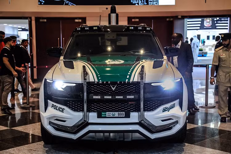 Về thiết kế, Giath SUV có cửa mở kiểu giống xe Rolls-Royce, tức là hai cánh mở ngược chiều - một lựa chọn khá lạ ở xe cảnh sát. Các chi tiết bên ngoài của Giath cùng giàn tem, cản trước và sau... mang phong cách đặc trưng của đội xe tuần tra của cảnh sát Dubai.