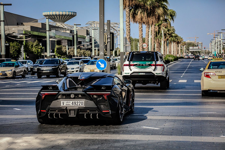 Hiện tại, Cảnh sát Dubai cũng như nhà sản xuất W Motors chưa công bố thông số kỹ thuật chi tiết, cũng như động cơ trang bị trên Giath. Tuy nhiên với những công nghệ trí thông minh nhân tạo Al được trang bị, mẫu xe này cũng khiến cho nhiều đơn vị cảnh sát tiên tiến trên thế giới phải "phát thèm". 