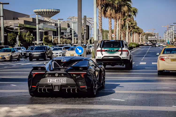 Hiện tại, Cảnh sát Dubai cũng như nhà sản xuất W Motors chưa công bố thông số kỹ thuật chi tiết, cũng như động cơ trang bị trên Giath. Tuy nhiên với những công nghệ trí thông minh nhân tạo Al được trang bị, mẫu xe này cũng khiến cho nhiều đơn vị cảnh sát tiên tiến trên thế giới phải "phát thèm". 