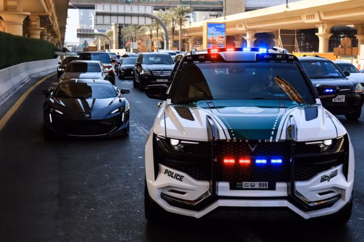 Trong quá trình tuần tra, mẫu xe SUV Giath cũng có hệ thống truyền thông tinh trực tiếp đến sở chỉ huy. Theo cơ quan hành pháp Dubai miêu tả Giath là “một trong phương tiện cảnh sát tân tiến nhất trên thế giới.”