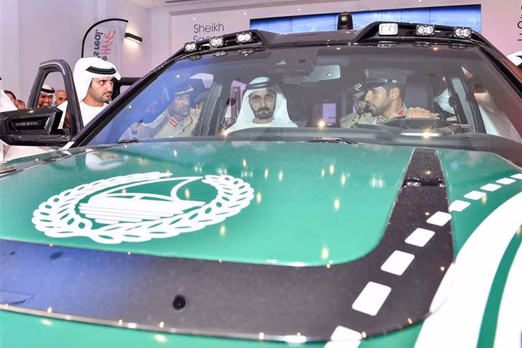 Về nội thất, rõ nhất là cần số cỡ lớn nằm trên trụ vô-lăng, cùng hệ thống màn hình trên táp-lô. Vô-lăng có thiết kế giống của Chevrolet Tahoe/Suburban. Ngoài ra, khoang hành lý lớn phía sau cũng cho thấy nhiều khả năng mẫu xe này được phát triển dựa trên Suburban.