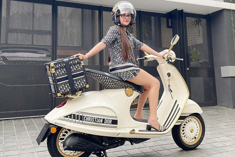 Trên thị trường xe máy Việt hiện nay, hiện có rất nhiều mẫu xe tay ga từ thời thượng đến bình dân và phần nhiều vẫn ưu tiên dành cho phái nữ. Trong số đa dạng các mẫu mã, các chị em nên mua xe tay ga nào là tốt nhất đối khi cũng cần tham khảo kỹ thị trường - bên cạnh đó, việc tư vấn từ các đấng mày râu và các chuyên gia cũng là cần thiết.