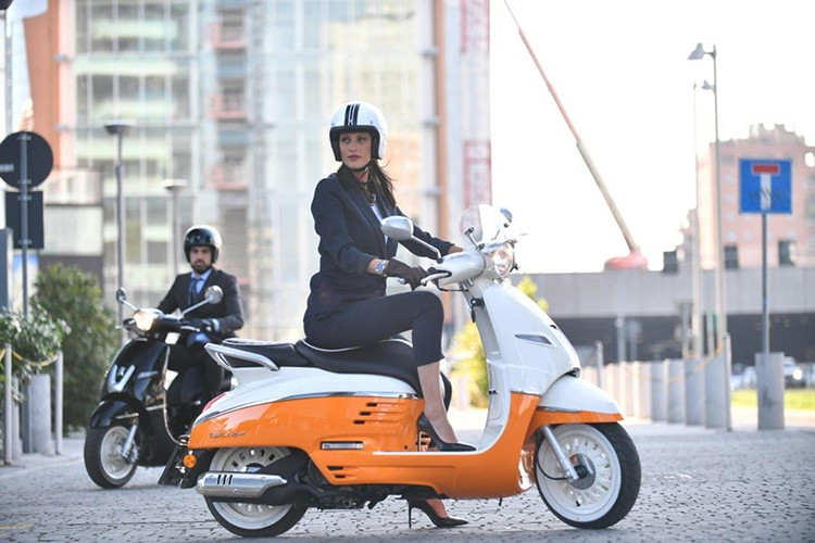 Tại những thành phố đông đúc và thường xuyên ùn tắc giao thông bạn có thể chọn mua loại xe có kích thước vừa phải, động cơ nhẹ nhàng vừa đủ. Nếu bạn thường phải đi làm xa, hoặc đường vào nhà có nhiều bậc lên xuống cao thấp, nên chọn những chiếc xe gầm cao.